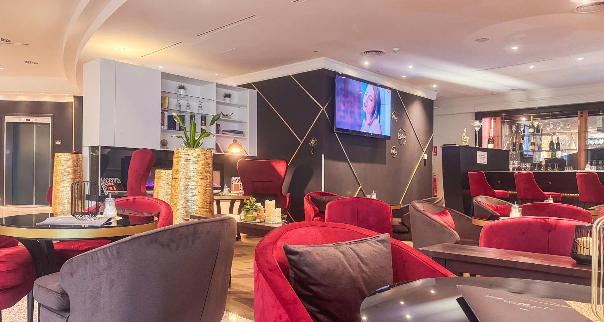 Plaza Premium 4*