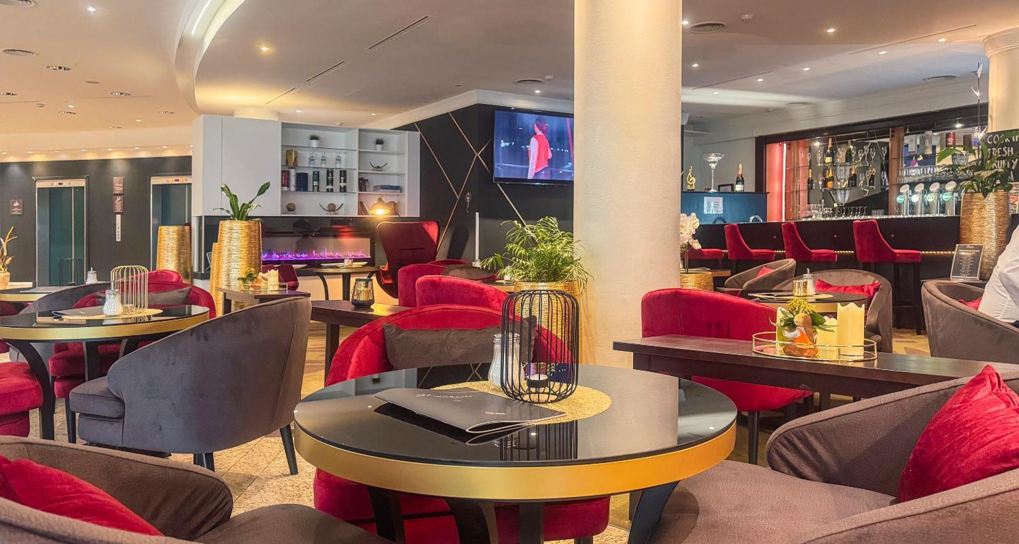 Plaza Premium Hotel 4*